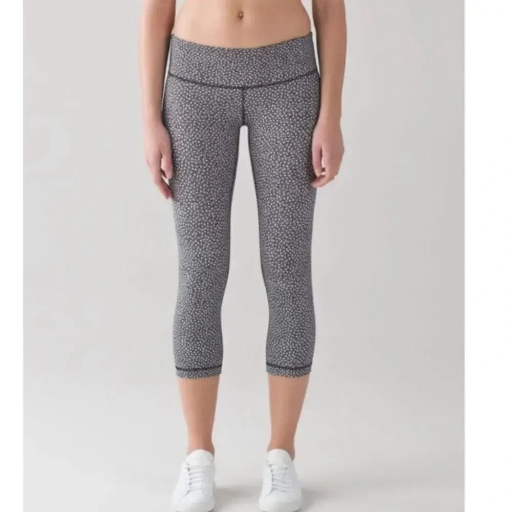 Lululemon Women’s Size 6 Stars Gray Wunder Under Cropped Athletic Leggings